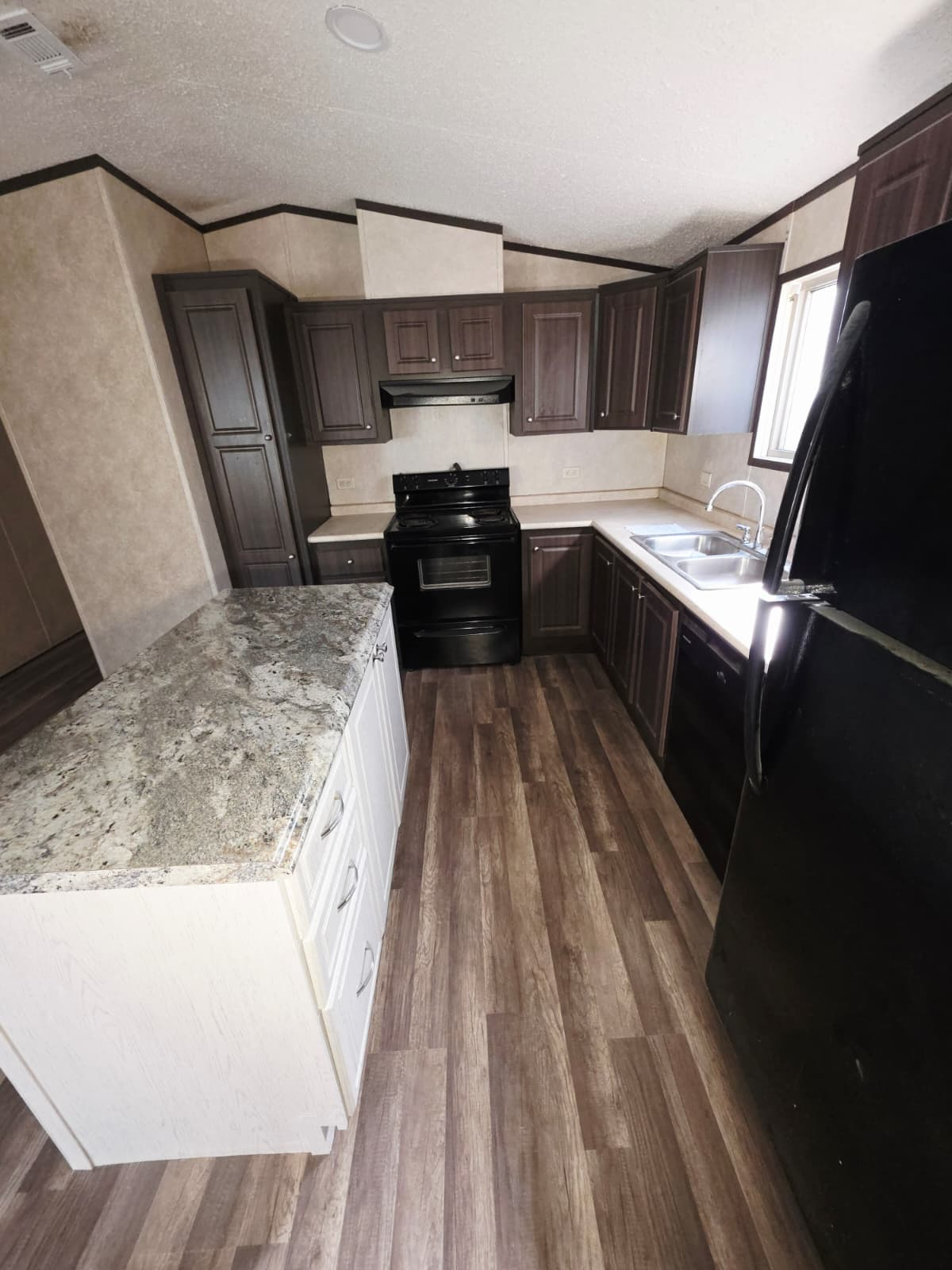 2019 Legacy 1664-32C (Pre-Owned) - Image 2